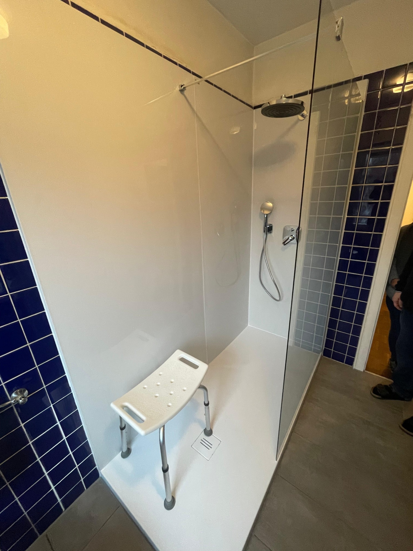 Bodengleiche Dusche mit Sitzbank und Haltegriff