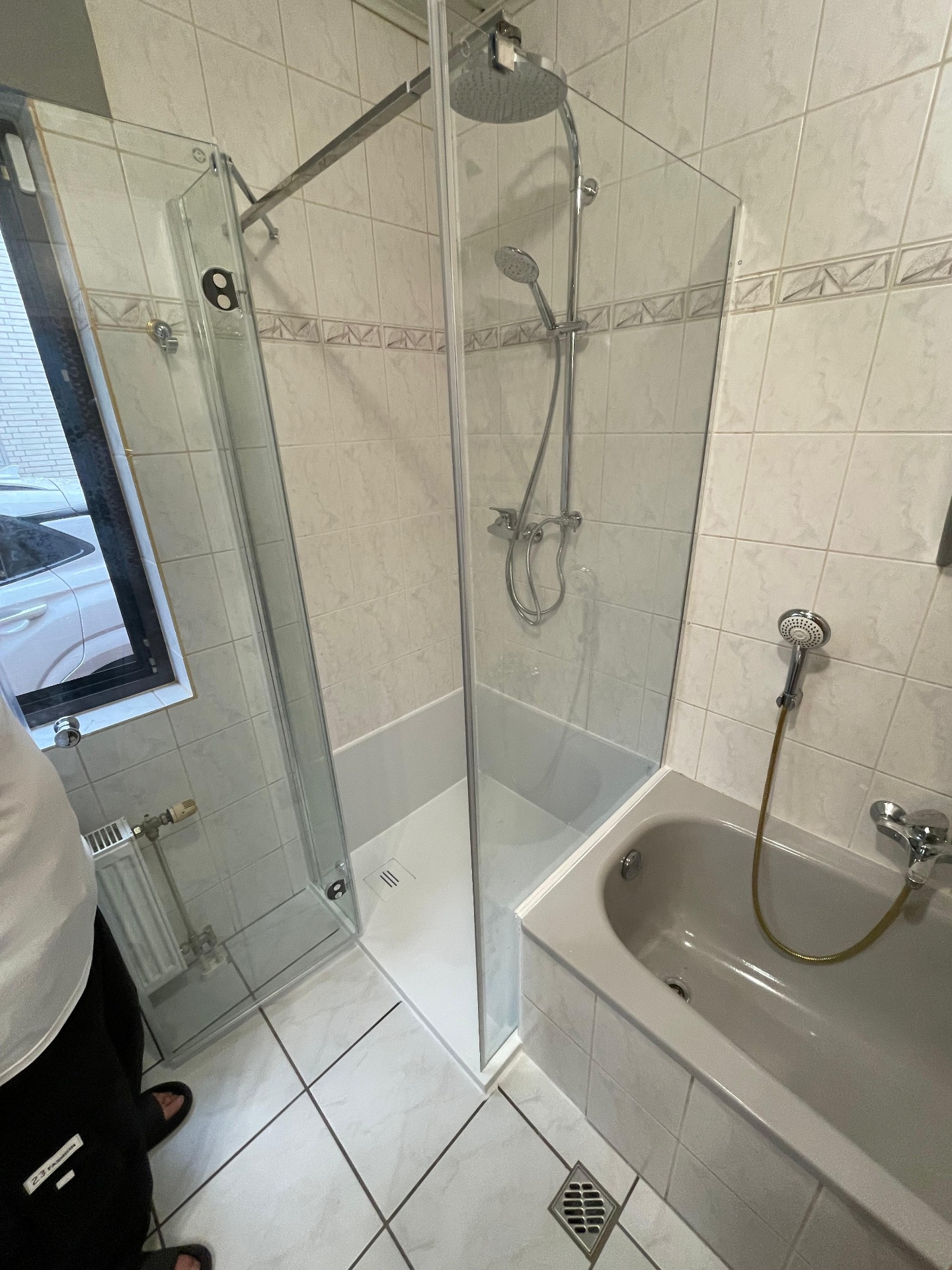 Bad mit Duschkabine und Badewanne